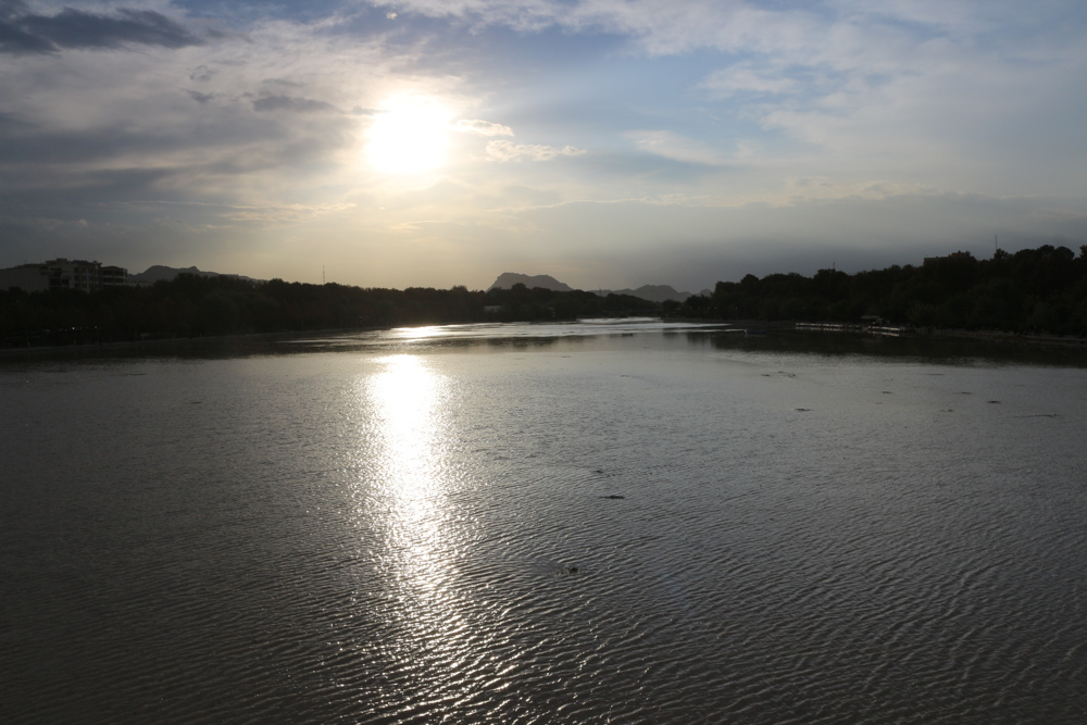 Einer der seltenen Momente wenn Wasser durch den Fluss Zayandeh fließt