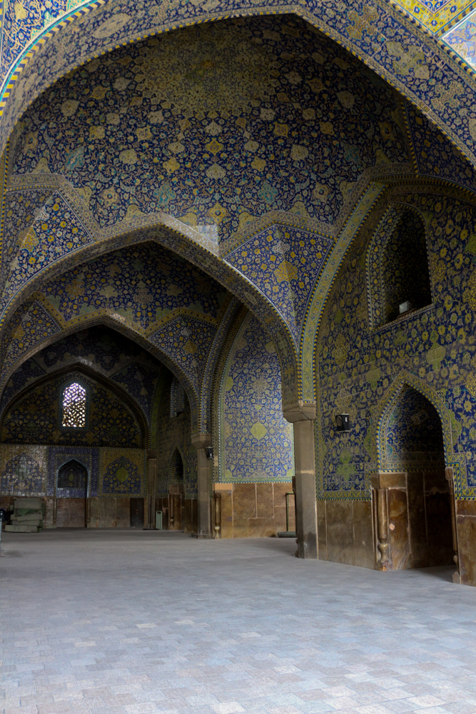 Bunte Ornamente auf unzähligen Kacheln in der Königsmoschee von Isfahan