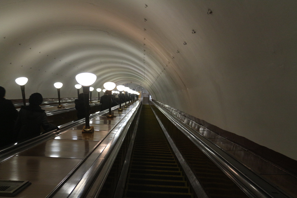 Rolltreppe hinab zur Metro von Moskau