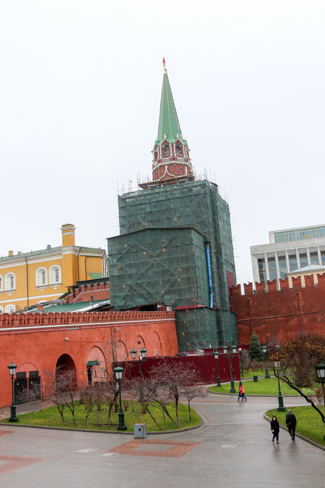 Der Kutafya Turm schützt die Brücke über die Alexandrovskii Gärten und dient heute als Haupteingang für Besucher des Kreml