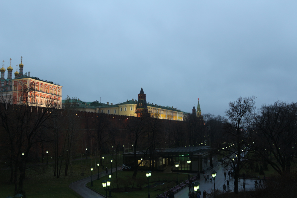 Die Kremlmauer und die Alexandrovskii Gärten bei Sonnenuntergang