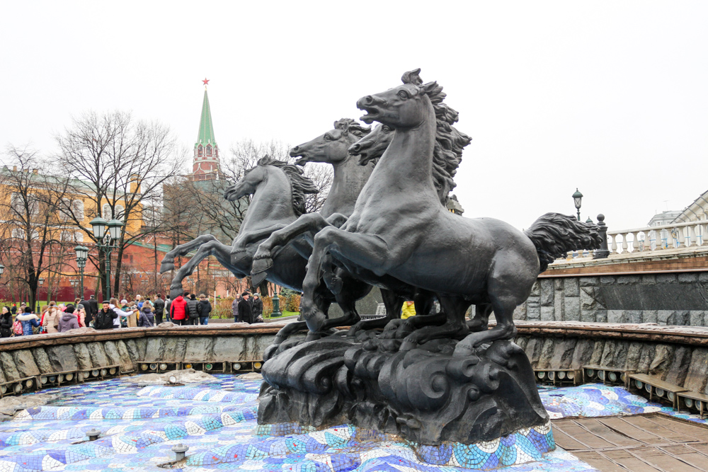 Springbrunnen mit Reiterstatuen neben dem Kreml