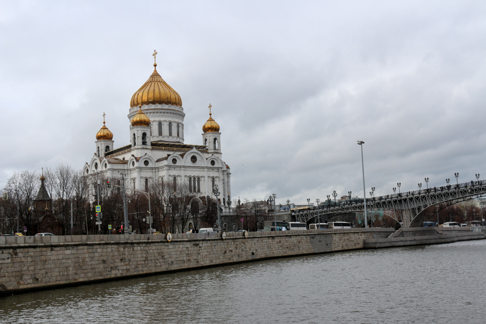 Cathedral of Christ the Savior seen from Moskva River