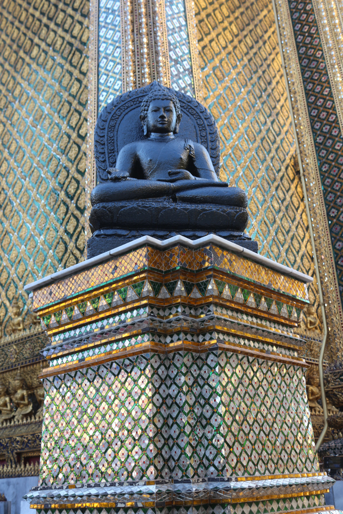 Buddha Statue auf der Außenseite des Smaragd-Buddha Tempels (Wat Phra Kaeo)