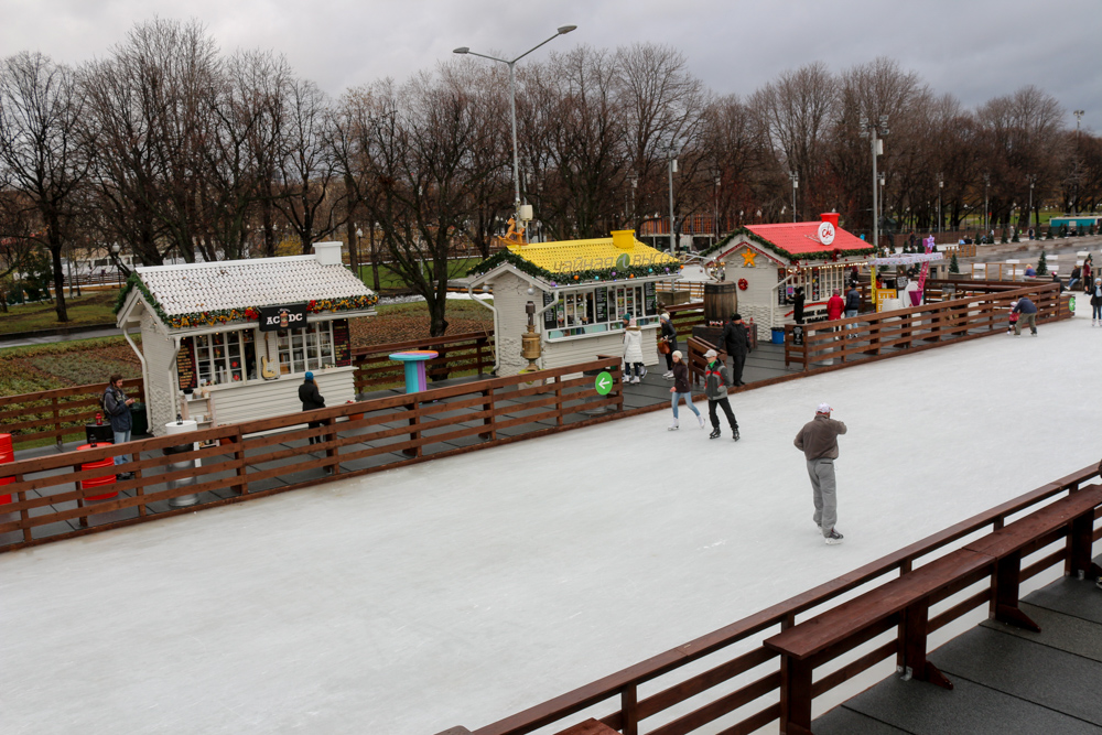 Kleine Stände und Bars bieten den Schlittschuhläufern eine Pause während sie die Eislaufbahn des Gorki Parks verwenden