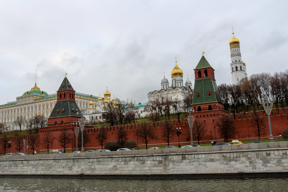 Blick von der Moskwa auf die Kathedralen des Kreml