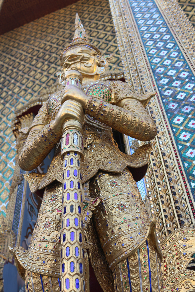 Gold-Chedi im Tempel des Smaragd-Buddha (Wat Phra Kaeo) im Großen Palast von Bangkok