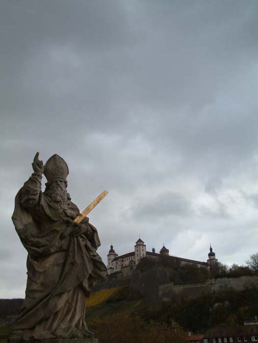 Sankt Kilian auf der Alten Mainbrücke mit der Festung Marienberg in Hintergrund