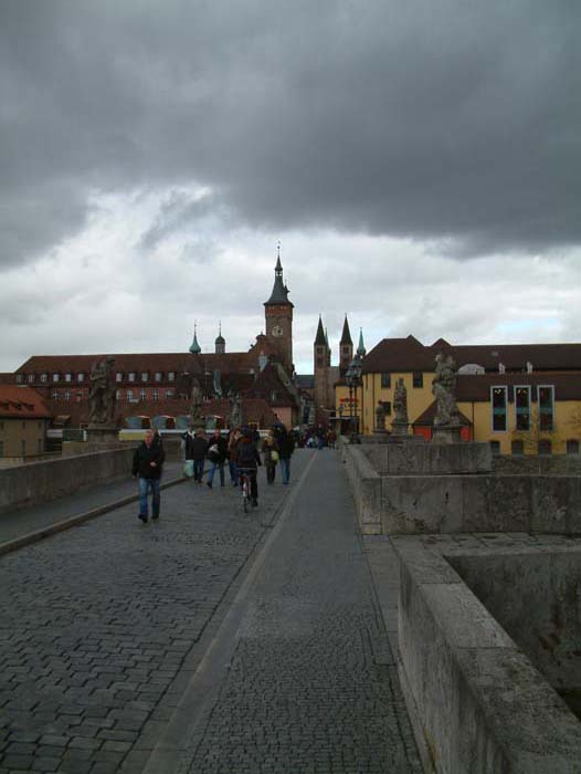 Blick von der Alten Mainbrücke zurück zum Dom