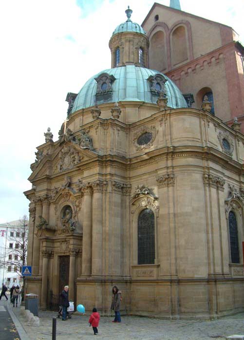 Die Schönborn Kapelle des St. Kilian Doms wurde von Balthasar Neumann geschaffen