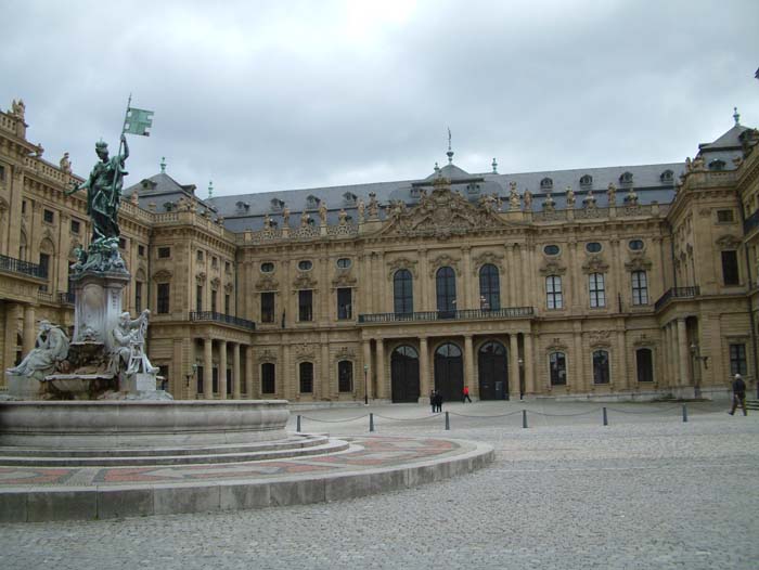Die Würzburger Residenz ist eines der Hauptwerke des Barock. Den Auftrag erhielt 1720 der damals 33jährige Balthasar Neumann. 1744 konnte der beeindruckende Repräsentationsbau vollendet werden.