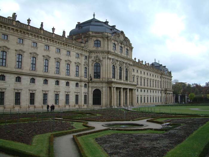 Der Hofgarten der Würzbuger Residenz wurde mit zahlreichen Skulpturen, Putten, Vasen und Kanapees von Peter Wagner geschmückt.