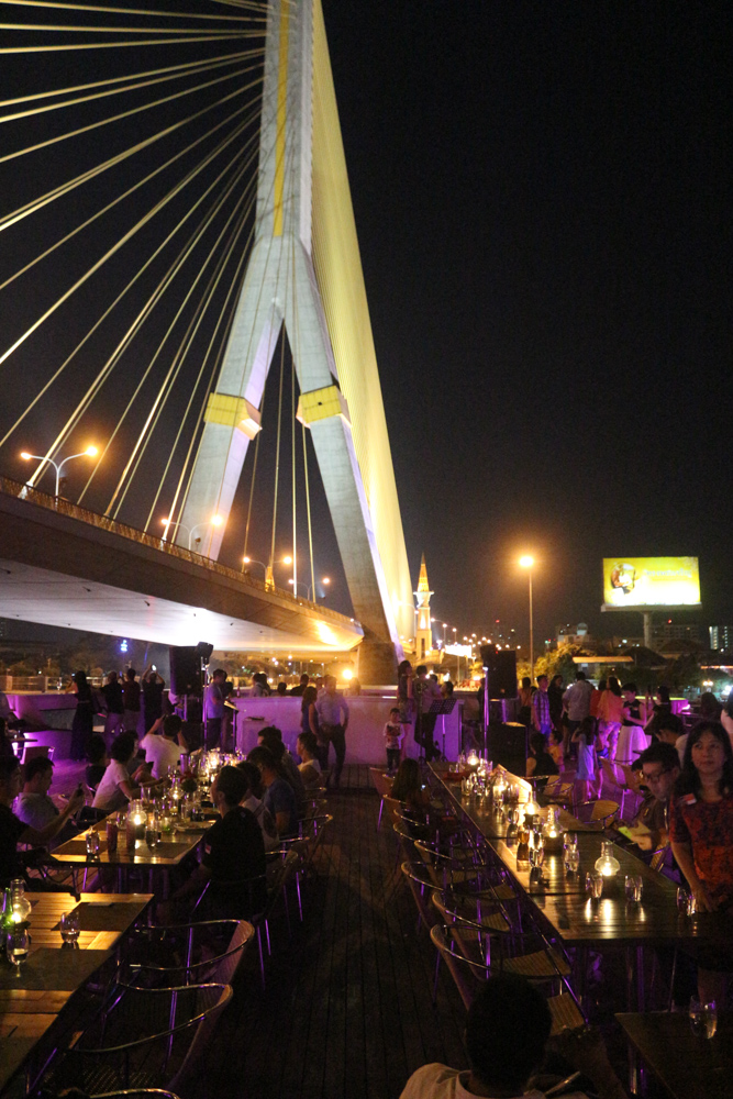 Nächtliche Bootstour vor dem Hintergrund der Rama-VIII.-Brücke