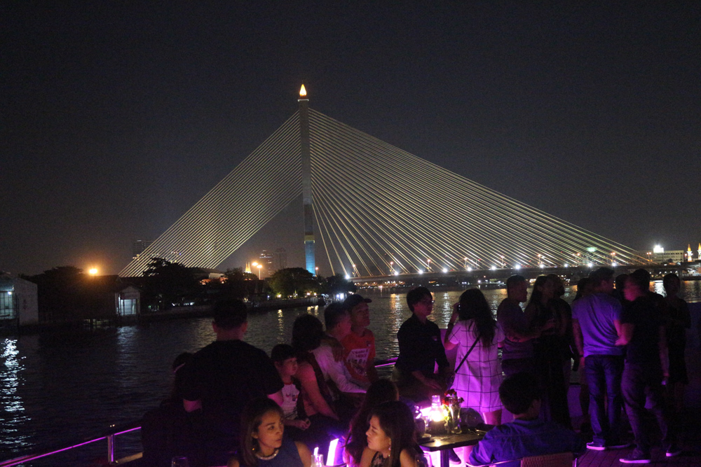 Dinner cruise before the backdrop of Rama VIII Bridge