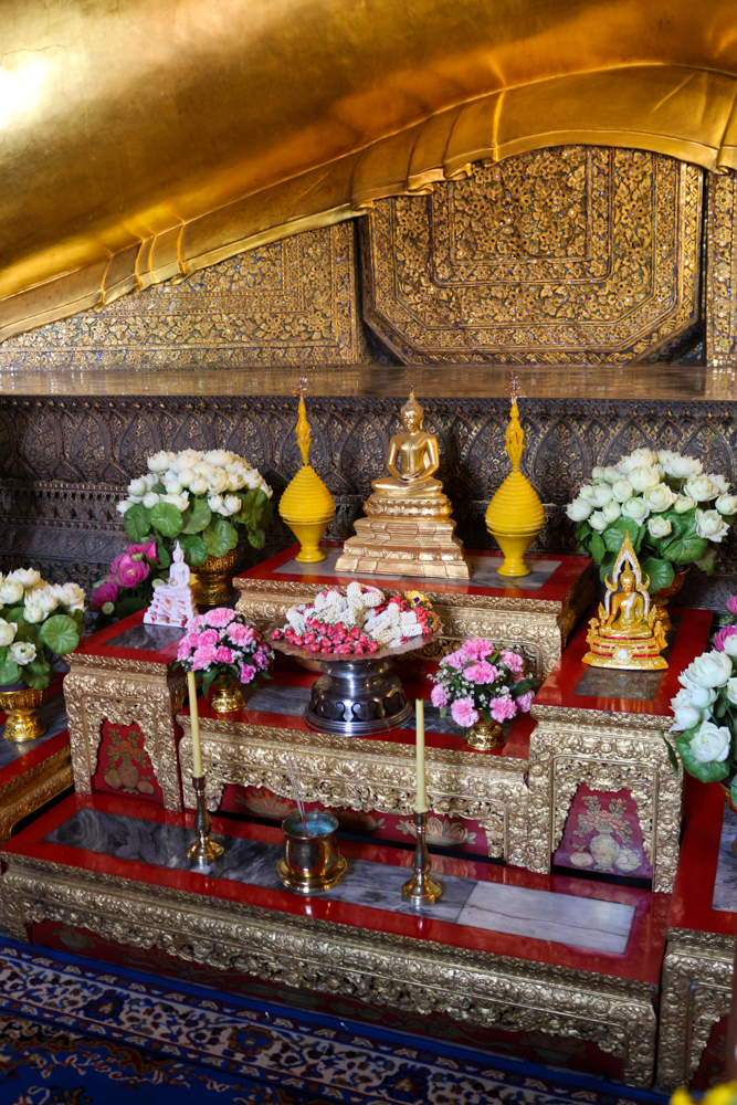 Small shrine in front of the Reclining Buddha of Wat Pho