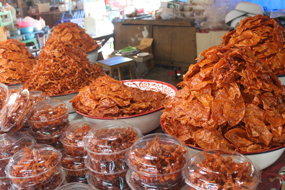 Schweinehautchips auf einem Markt neben dem Wat Phra Si Sanphet in Ayutthaya