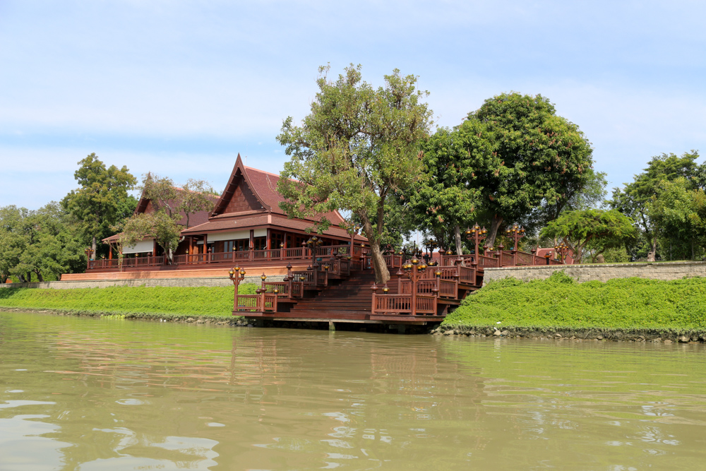 An Bord eines Ruea Hang Yao ("Langheckboot" oder "long-tail boat") durch die Kanäle von Ayutthaya