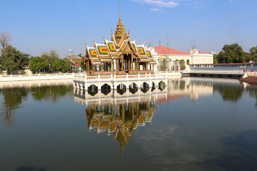 Aisawan Dhiphya-Asana Pavilion im Park des Sommerpalasts Bang Pa-In bei Ayutthaya