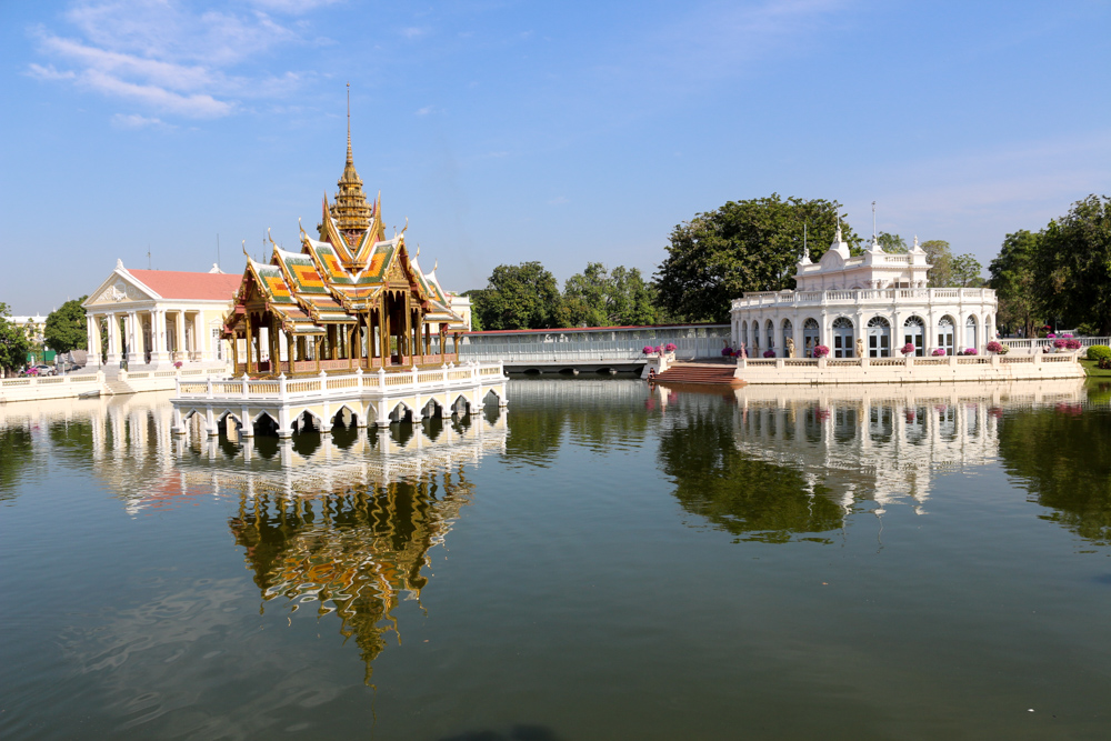 Aisawan Dhiphya-Asana Pavilion im Park des Sommerpalasts Bang Pa-In bei Ayutthaya