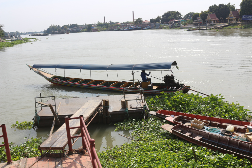 Thai Ruea Hang Yao ("long-tail boat")