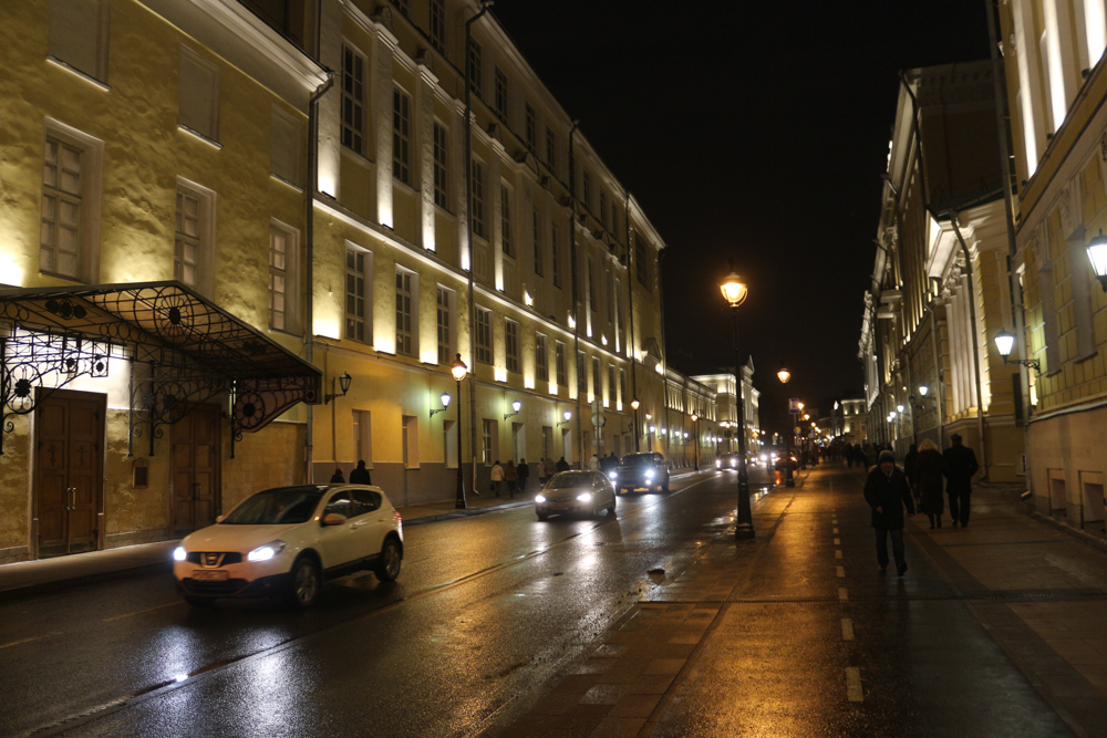 Die Bolshaya Nikitskaya Straße am Abend