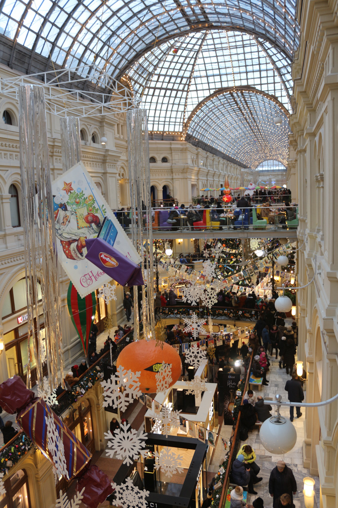 GUM Einkaufszentrum im Glanz der Weihnachtsdekorationen