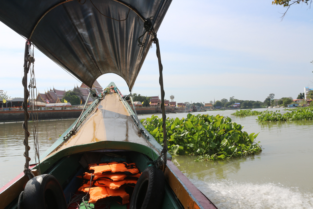 An Bord eines Ruea Hang Yao ("Langheckboot" oder "long-tail boat") durch die Kanäle von Ayutthaya