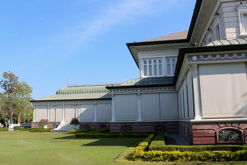 Phra Thinang Uthayan Phumisathian, ein 1877 errichtetes Gebäude im Stil eines Schweizer Chalets im Park des Sommerpalasts Bang Pa-In bei Ayutthaya