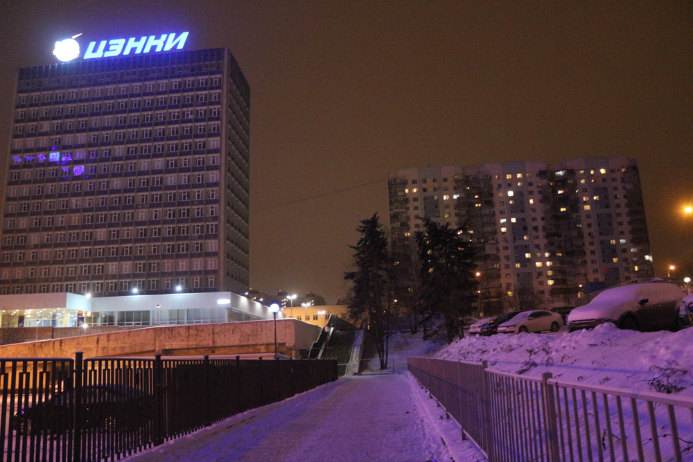 Plattenbauten und Schnee am Abend