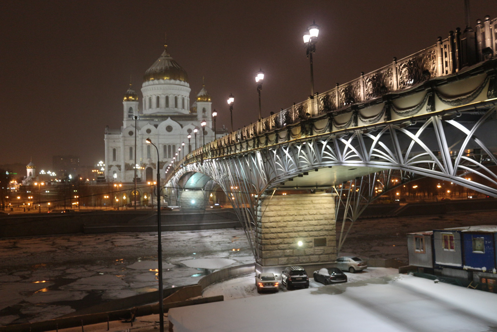 Christ-Erlöser-Kathedrale und der teilweise gefrorene Fluss Moskwa bei Nacht