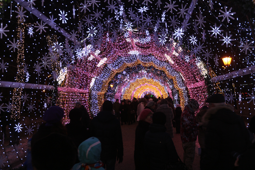 Tunnel of light on the Tverskoy Blvd christmas market