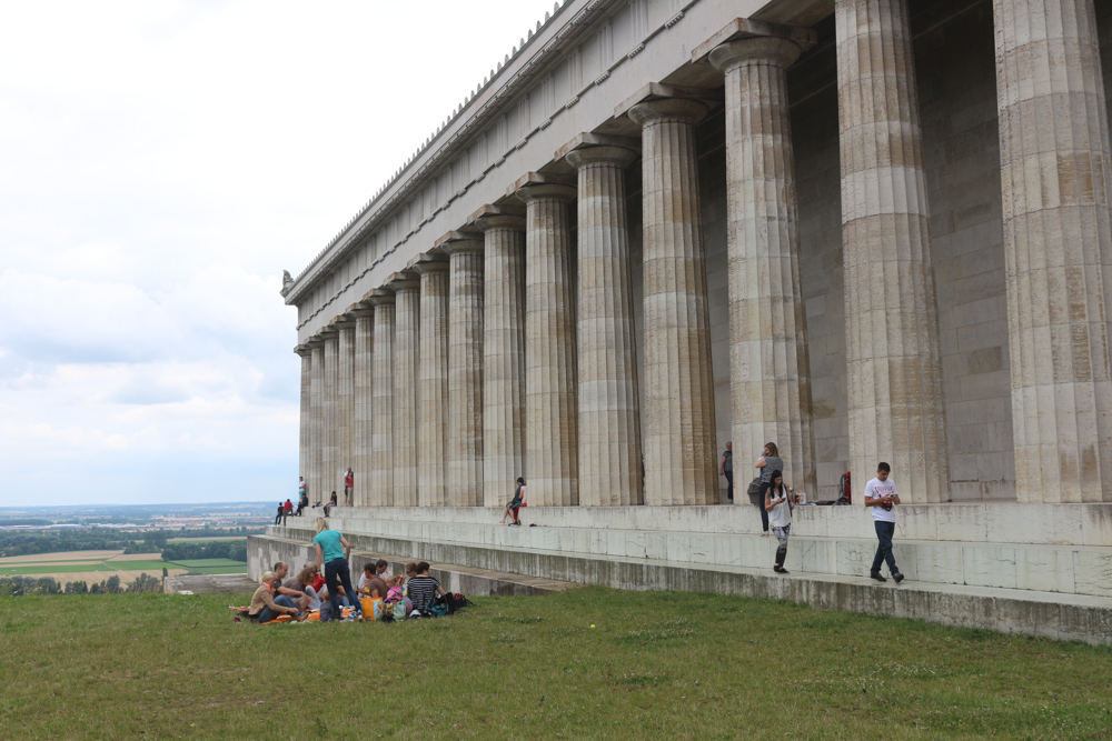 In der Gedenkstätte Walhalla werden seit 1842 bedeutende Persönlichkeiten „teutscher Zunge“ mit Marmorbüsten und Gedenktafeln geehrt