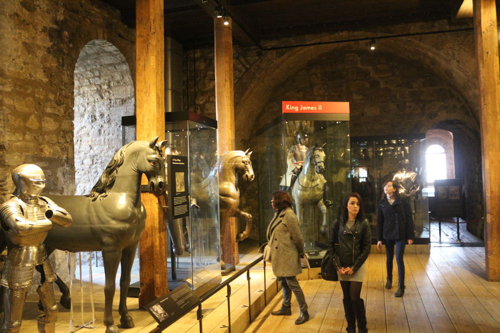 Waffensammlung im Weißen Turm des Tower of London