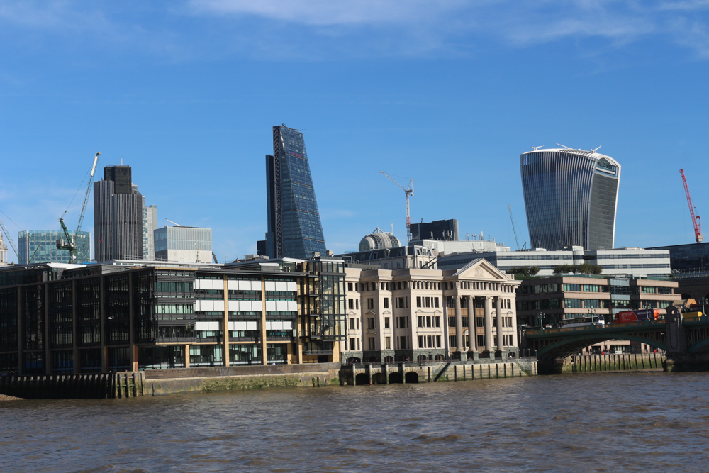 Blick auf die Wolkenkratzer der "City" von einem Schiff auf der Themse