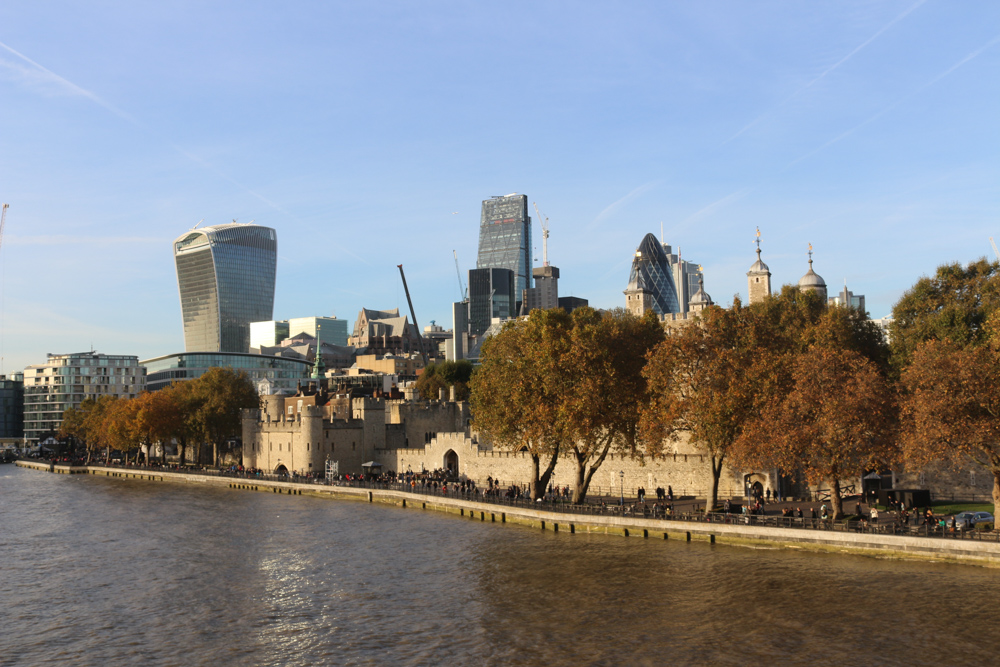 Der Tower of London vor den Wolkenkratzern der "City"