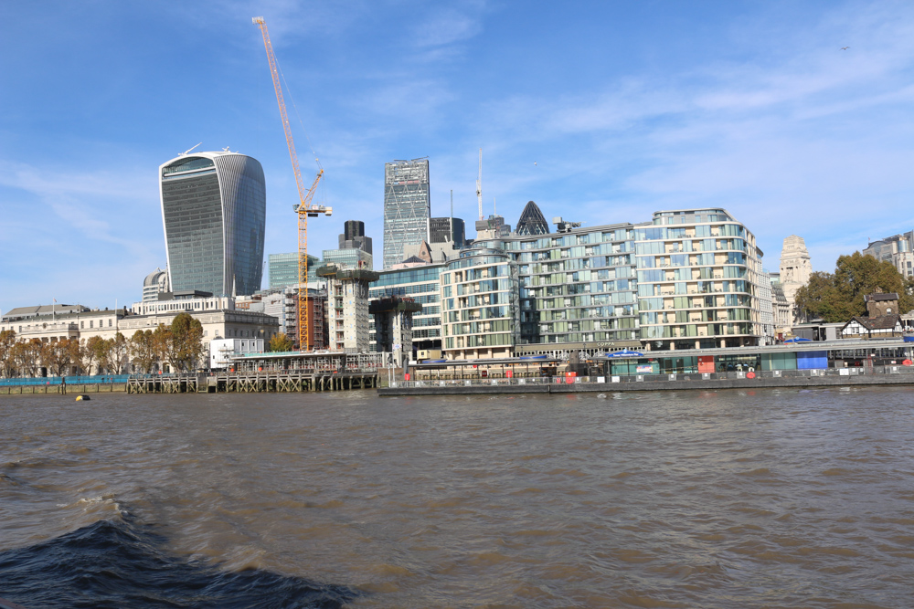 Blick auf die Wolkenkratzer der "City" von einem Schiff auf der Themse