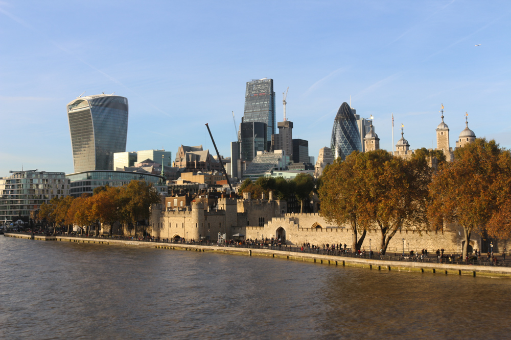 Der Tower of London vor den Wolkenkratzern der "City"
