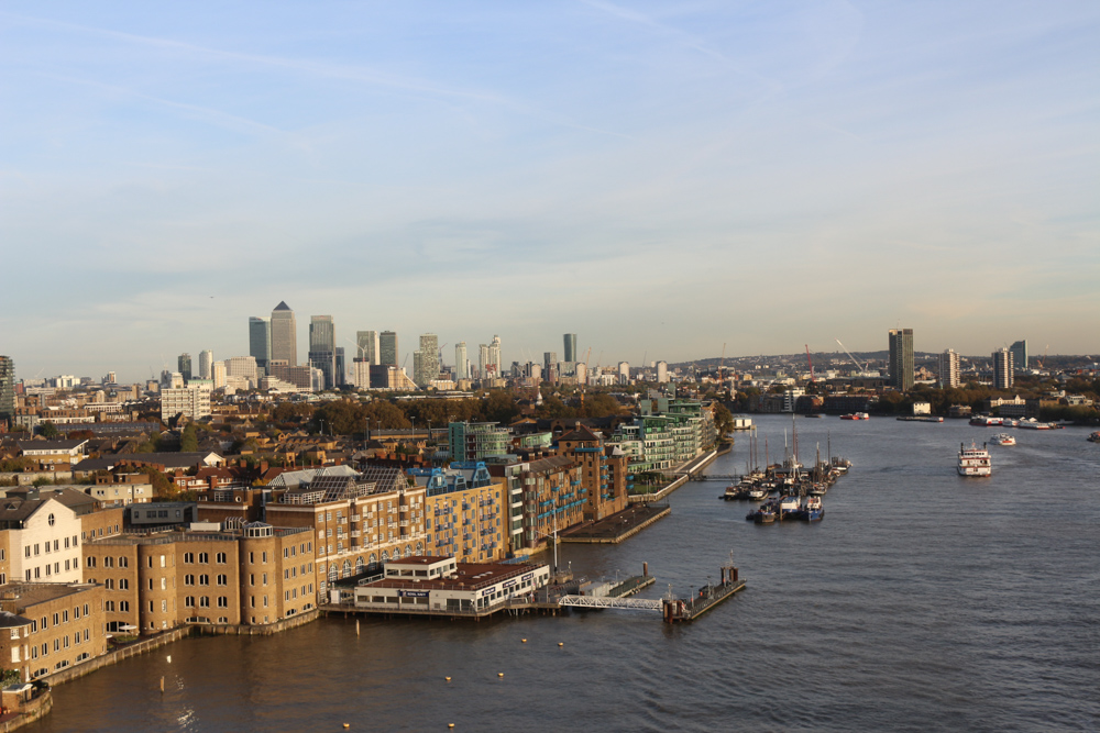 Blick von der Tower Bridge über die Themse und Canary Wharf