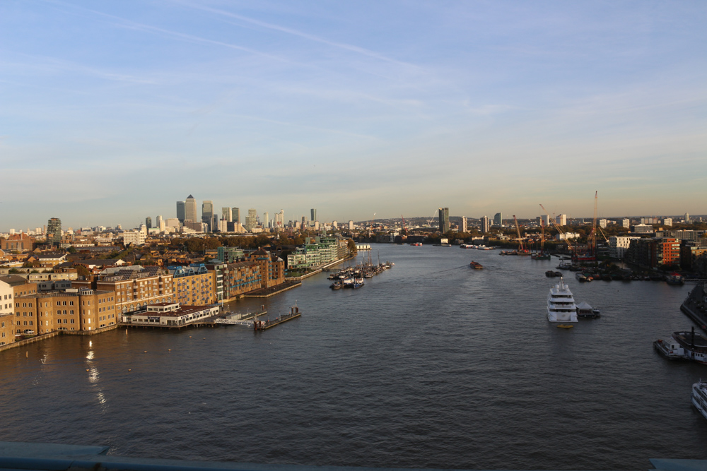 Blick von der Tower Bridge über die Themse und Canary Wharf