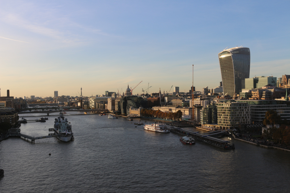 Blick auf die Wolkenkratzer der "City" von der Tower Bridge