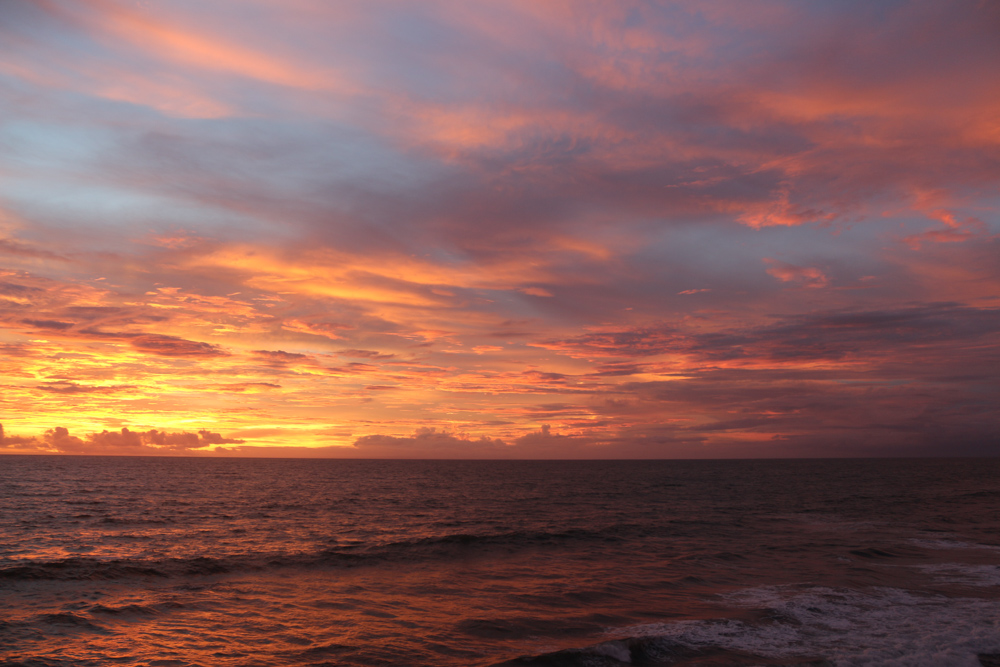 Sonnenuntergang am Tanah Lot Tempel im Westen der Insel Bali