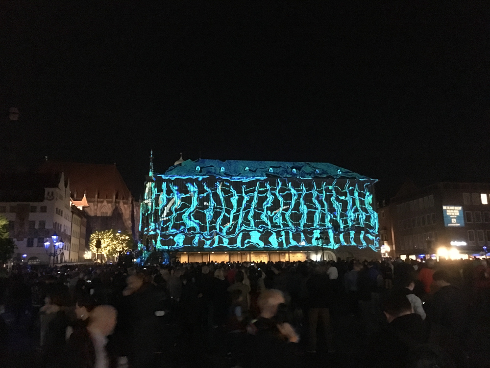 Rathaus und Hauptmarkt Nürnberg während der "Blauen Nacht" 2017. Während der "Blauen Nacht" werden einige Gebäude mit Videoinstallationen angestrahlt.