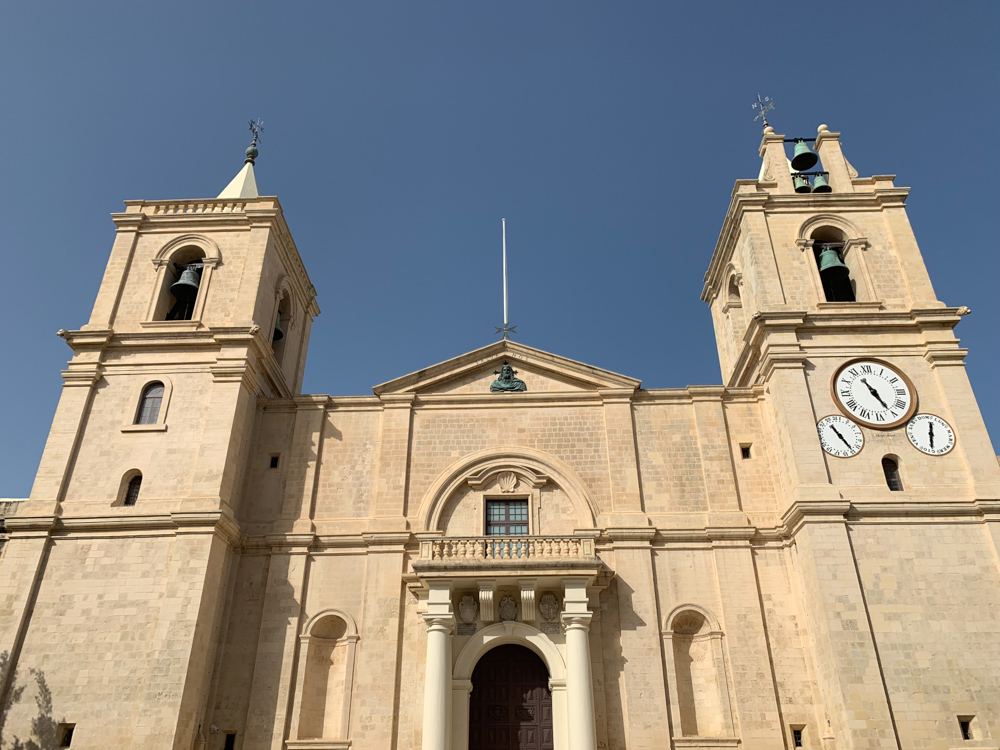 Eingang zur St. John’s Co-Cathedral in Valetta. Sie wird als Ko-Kathedrale bezeichnet, da sie als zweiter Sitz des Erzbischofs von Malta neben der Kathedrale St. Paul in Mdina dient.