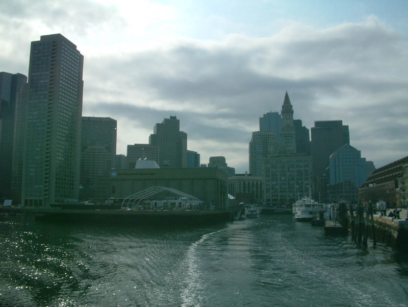 Boston skyline; zur Linken sieht man das New England Aquarium