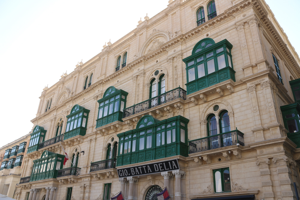 Typisches maltesisches Haus in Valletta mit grünen umschlossenen Balkonen aus Holz