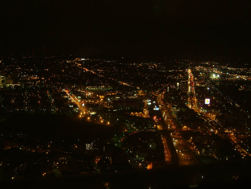 Sicht über Boston bei Nacht. Rechts ist der Massachusetts Turnpike zu sehen.