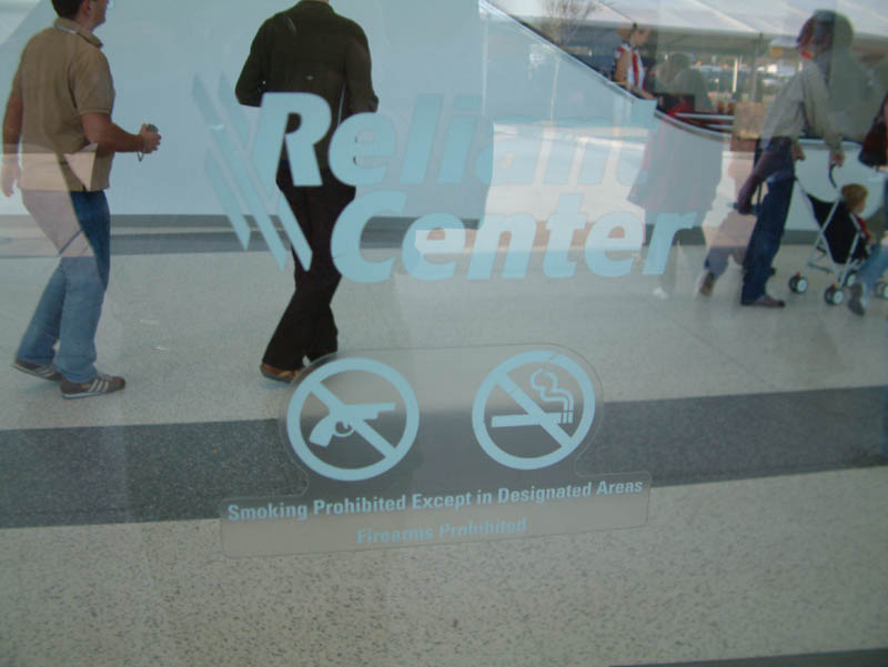 Eingangstür zum Reliant Center. Nicht fehlen darf der obligatorische Hinweis, dass Waffen verboten sind.