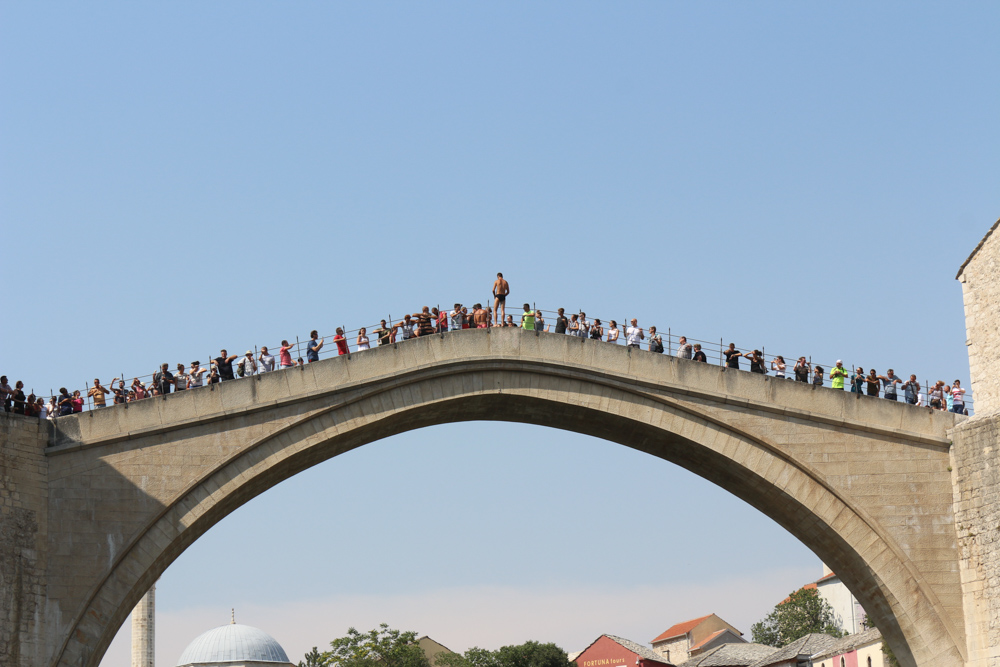 Brückenspringer bereitet sich auf der Stari Most (Alte Brücke) in Mostar vor