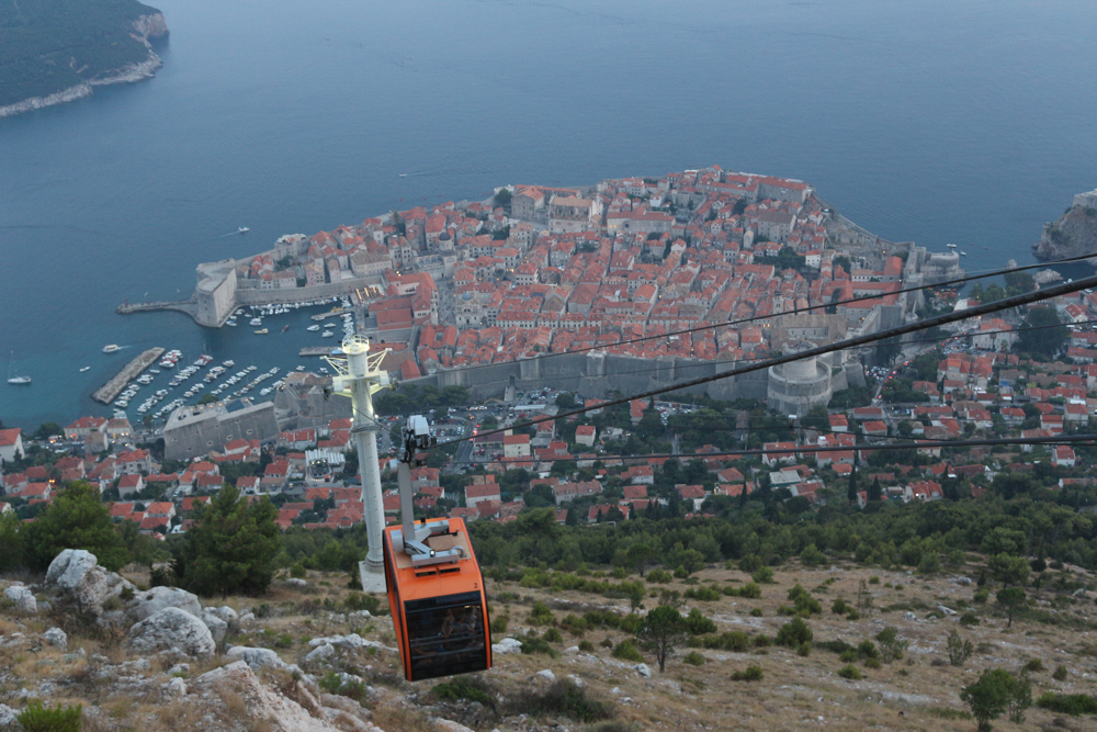 Blick von der Bergstation der Seilbahn hinab auf die Altstadt von Dubrovnik