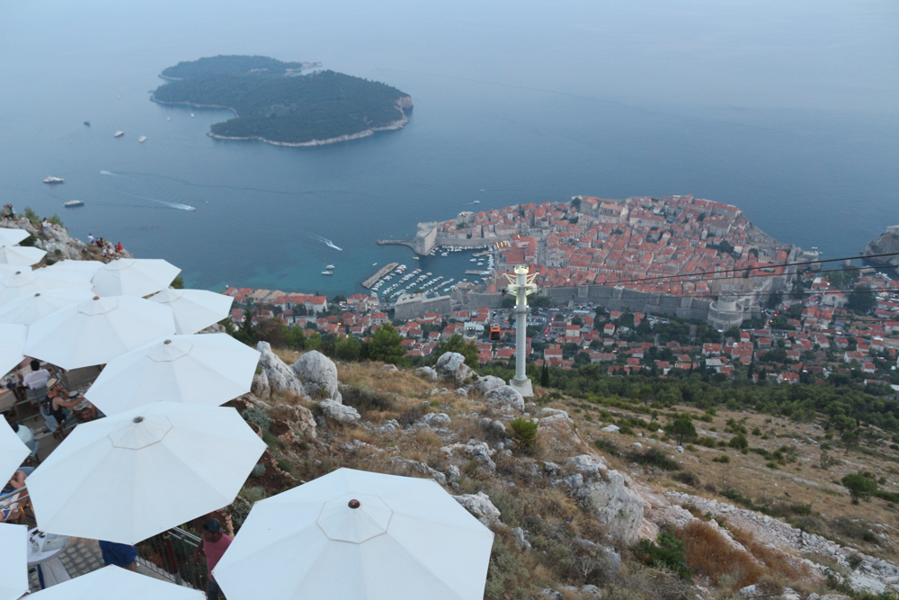 Blick von der Bergstation der Seilbahn hinab auf die Altstadt von Dubrovnik